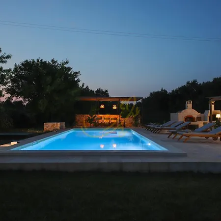 TD Trullo Titiro with Wine Cellar, Vineyard&Pool Ostuni