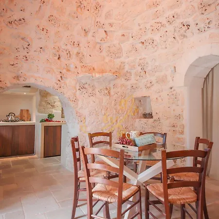 TD Trullo Titiro with Wine Cellar, Vineyard&Pool Casa vacanze